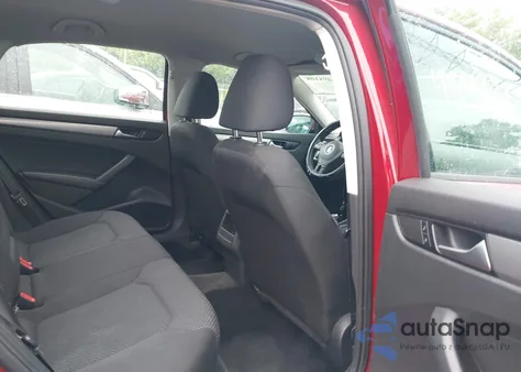 2015 Volkswagen Passat 1.8T S z USA, uszkodzony, nr VIN 1VWAT7A37FC074064